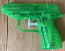 Pistola de agua chorro verde transparente de plástico verde transparente de colección de los años 60 juguete de fiesta segunda mano  Embacar hacia Argentina