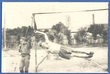 A handsome soldier guy performs an exercise on a horizontal bar Vintage photo segunda mano  Embacar hacia Argentina