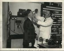 1931 Foto de prensa Dr. G. Russell sonómetro prueba Wallace Calhoun segunda mano  Embacar hacia Argentina