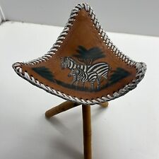 Taburete trípode hecho a mano con asiento de diseño pintado cebra de cuero marrón segunda mano  Embacar hacia Argentina