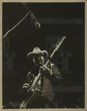 Press Photo guitarrista Jerry Jeff Walker no palco - sap44086, usado comprar usado  Enviando para Brazil