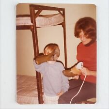 Botas de borracha escondidas instantâneas foto colorida menino década de 1970 beliches mãe filho B959 comprar usado  Enviando para Brazil