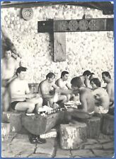 Hermosos chicos y chicas torso desnudo cenar en la casa de descanso foto vintage segunda mano  Embacar hacia Argentina