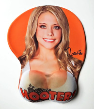 HOOTERS GIRL ""Natalie"" 3-D MOUSEPAD con reposamuñecas ratón RESTAURANTE mujer segunda mano  Embacar hacia Argentina