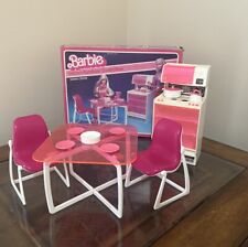 Vintage 1977 Barbie Casa dos Sonhos Mesa de Jantar Rosa Cadeiras Panelas Pratos e Cabana comprar usado  Enviando para Brazil