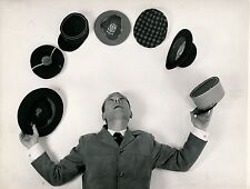 1960 juggling hats d'occasion  Expédié en Belgium