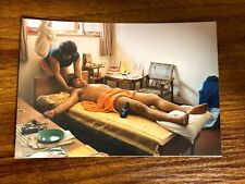 Tan Beefcake recebendo massagem década de 1980 gay int foto colorida vintage SU4 comprar usado  Enviando para Brazil