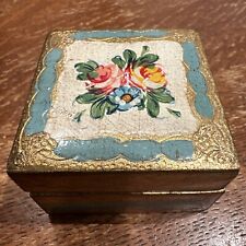 Usado, Caja de madera vintage florentina Toleware Italia flores doradas y verdes sobre suelo blanco segunda mano  Embacar hacia Argentina