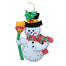 Adorno de fieltro vintage muñeco de nieve Navidad vacaciones lentejuelas cuentas acebo nieve escarchada segunda mano  Embacar hacia Argentina