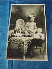 Início do século XX MENINA segurando festa do chá com BONECAS CARTÃO POSTAL FOTO REAL comprar usado  Enviando para Brazil