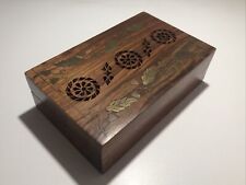 Caixa de joias esculpida ventilada madeira bugiganga madeira latão incrustado Índia artes 8x5” comprar usado  Enviando para Brazil