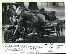 Usado, 1992 Press Photo homem cochila em sua motocicleta enquanto cachorro espera pacientemente perto comprar usado  Enviando para Brazil