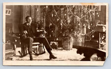 Fotografía antigua hombre sentado en mecedora por árbol de Navidad grande adornado, usado segunda mano  Embacar hacia Argentina