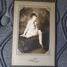 Cartão de armário foto querida menina no banco de piano sapatos de batida estúdio estadual comprar usado  Enviando para Brazil