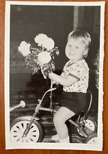 Lindo menino com flores anda de triciclo infantil foto vintage comprar usado  Enviando para Brazil