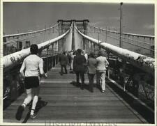 1983 Foto de prensa Nueva York, cochecitos en madera paseo marítimo pasarela en el puente de Brooklyn, usado segunda mano  Embacar hacia Argentina