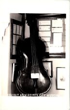 Foto cartão postal exposição de violino no Virginia City Museum Nevada NV 1940s RPPC comprar usado  Enviando para Brazil
