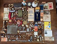 Increíble Lote de Anillos, Alfileres, Colgantes de Juguetes, Reloj Hebilla Vintage con Cajón de Chatarra segunda mano  Embacar hacia Argentina