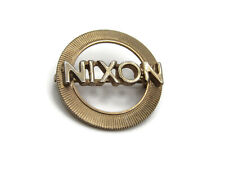 Pin Nixon corpo aberto letras tom dourado e círculo gravado, usado comprar usado  Enviando para Brazil
