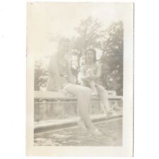 Foto vintage mulheres bobas fofas à beira da piscina década de 1940 pernas na água maiôs de verão comprar usado  Enviando para Brazil