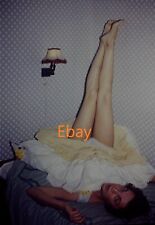 Deslizamiento de 35 mm - Mujer acostada en cama con las piernas contra la pared, década de 1960 segunda mano  Embacar hacia Mexico