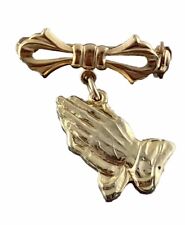 Prendedor de arco medalla religiosa tono dorado manos oración serenidad católica vintage segunda mano  Embacar hacia Argentina