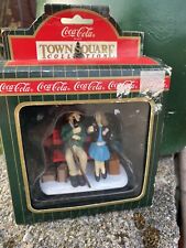 Coca-Cola Towne Square Collection Pareja en un banco pueblo de Navidad segunda mano  Embacar hacia Argentina