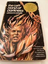 The Left Hand of Darkness por Ursula K. Le Guin Vintage Fantasia de Ficção Científica 1972 Ás comprar usado  Enviando para Brazil