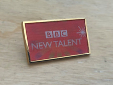 Vintage BBC New Talent Holographic Pin Badge Television TV Memorabilia segunda mano  Embacar hacia Argentina