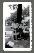 Antiguo foto de colección encontrado hombre relajándose en silla Adirondack 1947 coche Ford década 1940, usado segunda mano  Embacar hacia Argentina