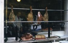 Usado, Balança de carne inteira moída homem açougueiro balcão loja display 35mm cor slide foto comprar usado  Enviando para Brazil