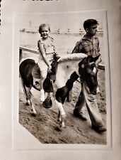 Vintage Antiguo Década de 1940 foto de niña a caballo pony a Cleveland Ohio Zoo, usado segunda mano  Embacar hacia Spain