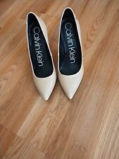 Sapatos Calvin Klein Salto Feminino Tamanho 6.5 Bege Slip On Brady Bombas Clássico comprar usado  Enviando para Brazil