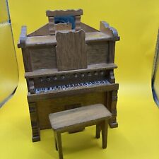 Piano de madera vintage para casa de muñecas con banco miniaturas verticales 1960-1970 años 5-1/2"T segunda mano  Embacar hacia Argentina