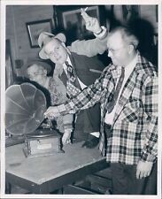 1950 reproductor de discos Press Photo para hombres con antigua máquina que habla armonía segunda mano  Embacar hacia Argentina