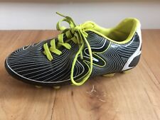 Botas de fútbol MITRE negras amarillas para niños talla 12 pies con tachuelas de fútbol segunda mano  Embacar hacia Argentina