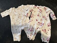 Baby Gap Meninas 0-3 Meses Conjunto de 2 Macacão Doce Floral e Pássaros Branco e Rosa comprar usado  Enviando para Brazil