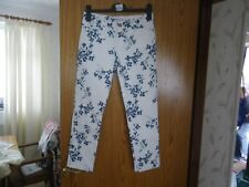 Used, GAP LADIES BEAUTIFUL WHITE MIX LEAF PRINT CAPRI SUMMER TROUSERS SIZE 8 NEW for sale  ST. HELENS