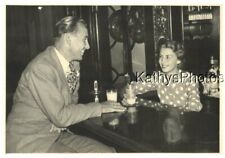 FOTO ENCONTRADA B&W G_8229 HOMBRE Y MUJER SENTADOS EN UN BAR BEBIENDO LECHE segunda mano  Embacar hacia Argentina