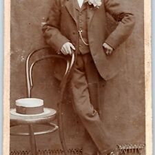 c1870 Hermoso Joven de pie con Silla de Metal con Sombrero Tarjeta Fotográfica CdV Genial H27, usado segunda mano  Embacar hacia Argentina