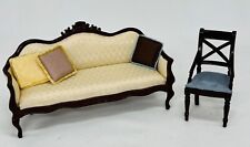 Elegante sofá tapizado en miniatura para casa de muñecas silla lateral y almohadas segunda mano  Embacar hacia Argentina