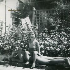 #45895 Grécia [?] década de 1940.  Criança pequena, "Encontrei um assento confortável". Foto comprar usado  Enviando para Brazil