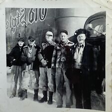 Fotografia masculina vintage em preto e branco posando por caminhão de entrega de cerveja estilo antigo, usado comprar usado  Enviando para Brazil