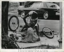 Usado, Foto de prensa 1966 Milwaukee Girls Fix bicicleta juntas - mja52007 segunda mano  Embacar hacia Argentina
