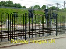 Foto de ferrocarril - valla de seguridad y señales en Milton Keynes Central c2015 segunda mano  Embacar hacia Mexico
