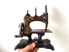 Usado, Uma pequena máquina de costura vitoriana de mesa DRGM c1880 comprar usado  Enviando para Brazil