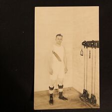 Equipamento de ginástica C 1915 RPPC bonito homem forte academia levantador de peso homem muscular comprar usado  Enviando para Brazil
