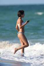 Impressão fotográfica 8x10 A Isabela Moner entrando no mar com o celular comprar usado  Enviando para Brazil