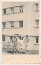 Tres Mujeres Sombrilla Niña Fondo Edificio Foto Vintage Original segunda mano  Embacar hacia Argentina