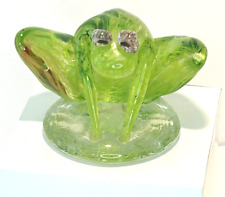 Estatuilla de rana de vidrio artístico verde sentada en base ojos marrones defecto menor en la parte posterior segunda mano  Embacar hacia Argentina